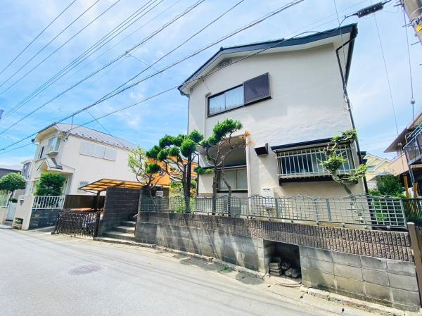 横浜市瀬谷区阿久和西２丁目の中古一戸建の前面道路含む現地写真|前面道路もとてもスッキリとしていて開放感がある現地です。