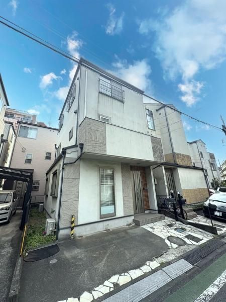 川崎市宮前区南平台の中古一戸建の前面道路含む現地写真|この家からスタートする「新しいライフスタイル」はご家族にとって大切で貴重な時間。少しでも豊かに、そして快適に…そんな理想の暮らしを叶えてくれるお家になるはずです。