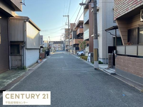 【前面道路含む現地写真】 | 竹島３丁目　建築条件付宅地 | 　建築参考プラン（間取り図面参照）
　延床面積：８９.３２平米
　間取り：４ＬＤＫ
　価格：２０８０万円