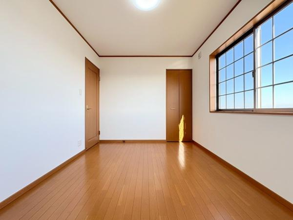 川崎市多摩区南生田２丁目の中古一戸建の内装|納戸６帖！趣味のお部屋やテレワーク部屋等にもご利用いただけます。