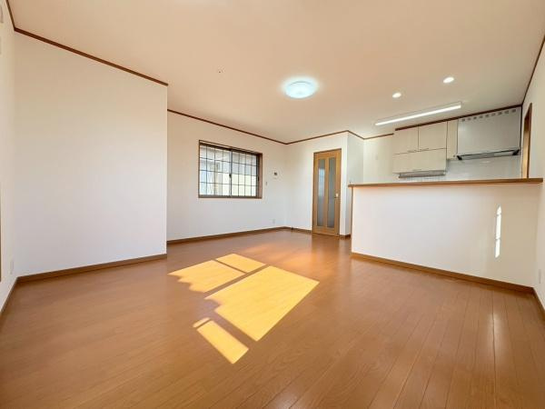 川崎市多摩区南生田２丁目の中古一戸建の居間・リビング|バルコニー付きのリビングです！日当たり良好で暖かいです。