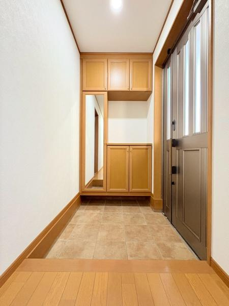 川崎市多摩区南生田２丁目の中古一戸建の玄関|鏡付きのシューズクローゼット！