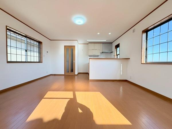 川崎市多摩区南生田２丁目の中古一戸建の居間・リビング|バルコニー側から見たリビングです！