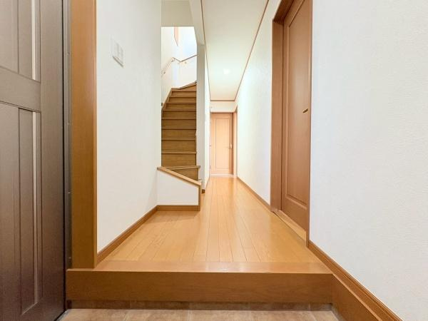 川崎市多摩区南生田２丁目の中古一戸建の玄関|玄関から見た廊下部分です。