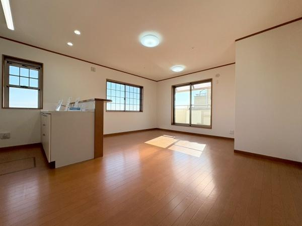 川崎市多摩区南生田２丁目の中古一戸建の居間・リビング|リビング14.5帖！バルコニーが面しています。