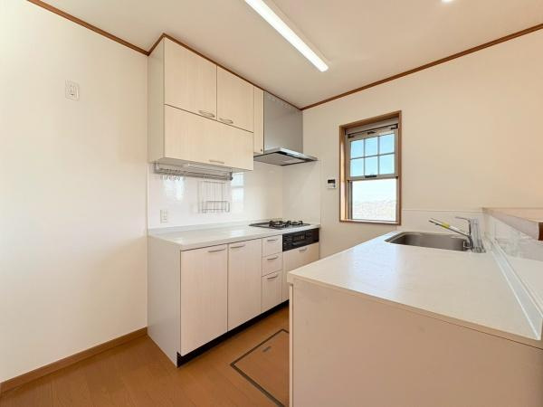 川崎市多摩区南生田２丁目の中古一戸建のキッチン|便利な床下収納付きです。