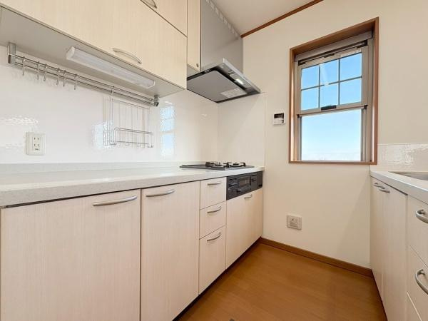 川崎市多摩区南生田２丁目の中古一戸建のキッチン|便利な床下収納付きです。