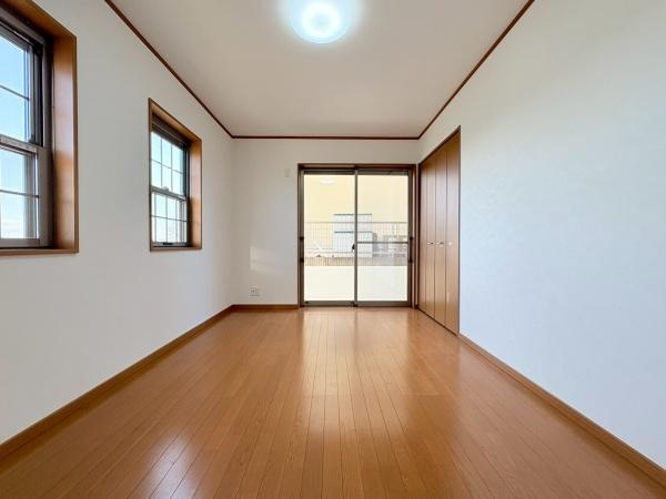 川崎市多摩区南生田２丁目の中古一戸建の寝室|寝室6.7帖！ベッドを置いても充分広いお部屋です。