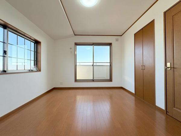 川崎市多摩区南生田２丁目の中古一戸建の洋室|洋室７帖！バルコニー付きのお部屋です。