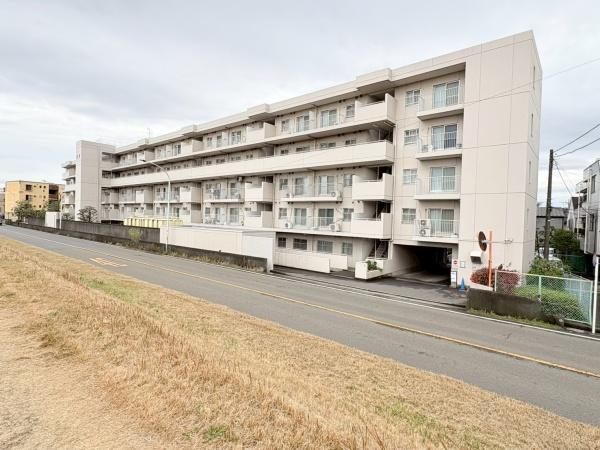 多摩川久地パークハイツの外観|土手沿いから見たマンション外観です！