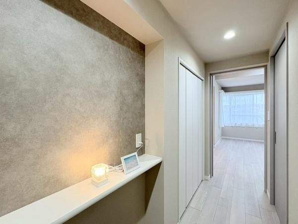 多摩川久地パークハイツの内装|リビングに繋がる廊下です！お部屋以外にも収納があります。