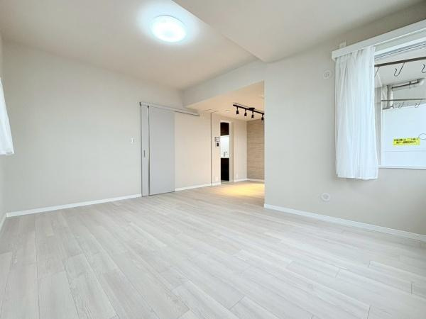 多摩川久地パークハイツの居間・リビング|窓側から見たリビングです！