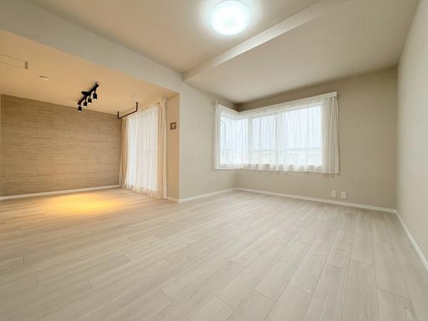 多摩川久地パークハイツの居間・リビング|リビング18帖！明るい清潔感のあるリビングダイニングです。