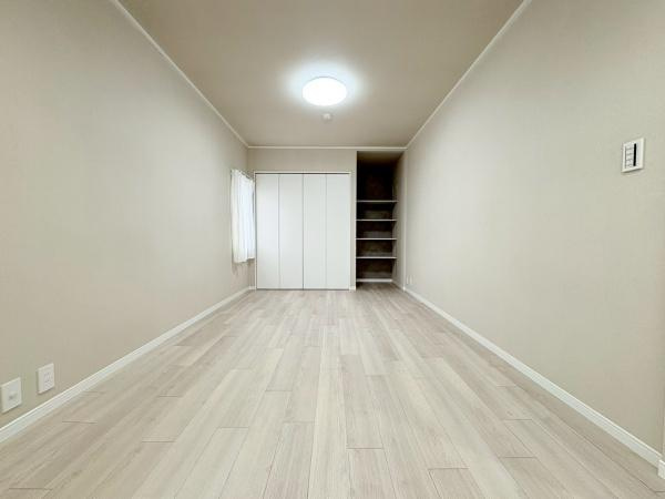 多摩川久地パークハイツの洋室|洋室9.4帖！バルコニー付きの洋室収納も沢山出来ます。