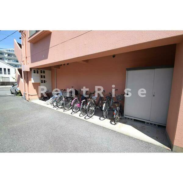 サニーコート平和の駐車場