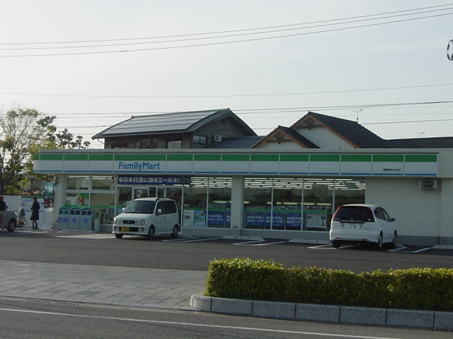 Ｓｕｎ　ｐｉａ　Ｖｉｌｌａｇｅの周辺|ファミリーマートまで900ｍ