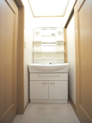 【洗面所】 | コンフォートＢ | 洗髪洗面化粧台と洗濯機置き場があります♪