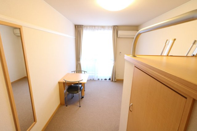 レオパレスルーエ六甲の居間・リビング|2F以上カーペット。