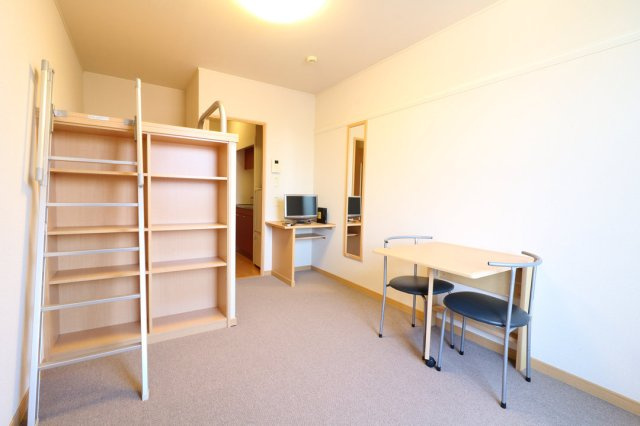 レオパレスルーエ六甲の寝室