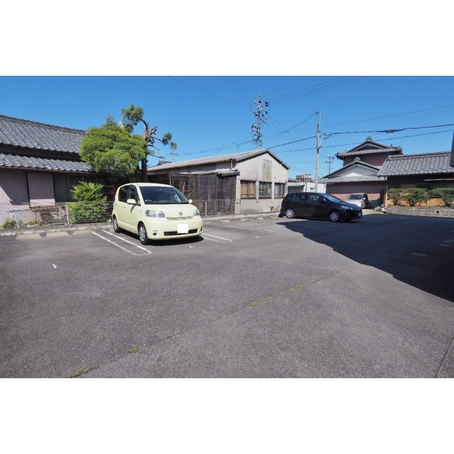 各務原市鵜沼小伊木町１丁目のアパートの駐車場