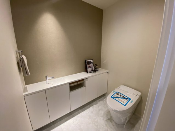 【トイレ】 | 【トイレ】スタイリッシュなタンクレストイレ。グレード感あふれる雰囲気で、ゆとりのある広さ☆