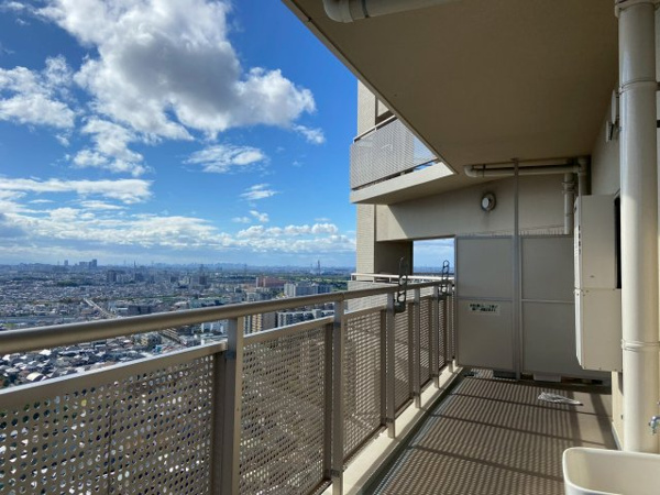 【バルコニー】 | 【バルコニー】3面引き回しの大変広いバルコニー！！バルコニーだけで約50.31平米ございます！！