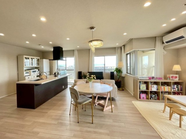 【居間・リビング】 | 【リビングダイニング】キッチンスペースが広々としているのがこのお写真でよく分かります！