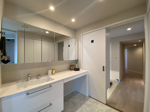 【独立洗面台】 | 【洗面室】脱衣スペースも広く、白を基調とした清潔感のある空間！しゃれな洗面台も魅力です。