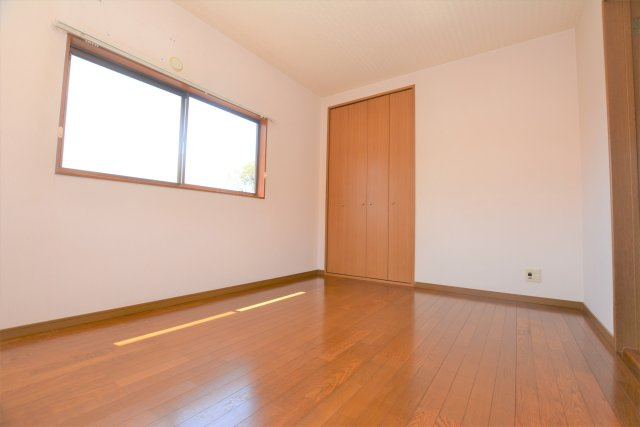 【洋室】 | 石川メゾネット | 各部屋に収納があるのもうれしいポイント