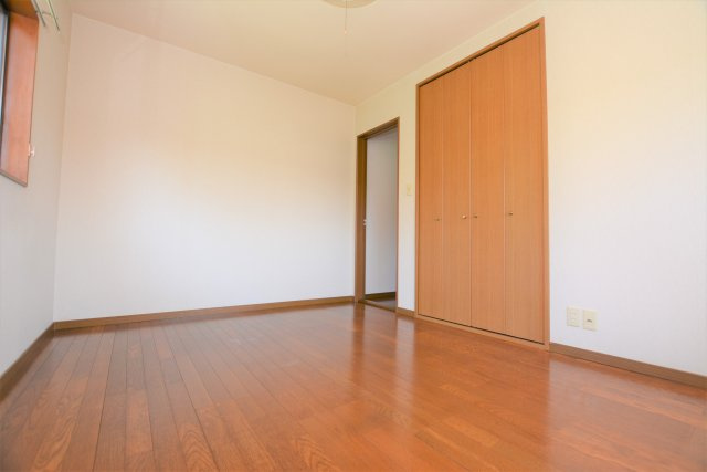 【洋室】 | 石川メゾネット | 十分な広さのクローゼット