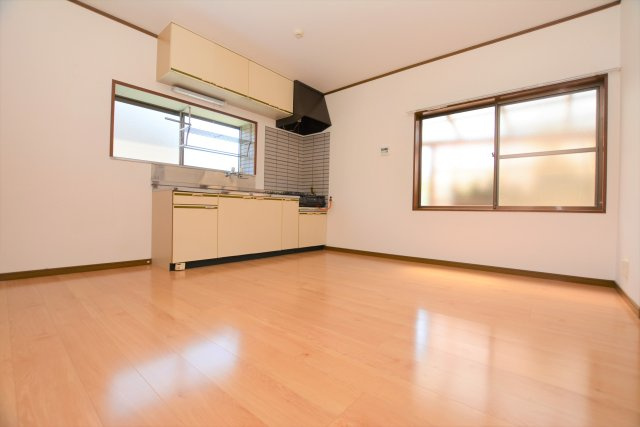 【居間・リビング】 | 石川メゾネット | キッチンに窓があるので明るく、換気もできます