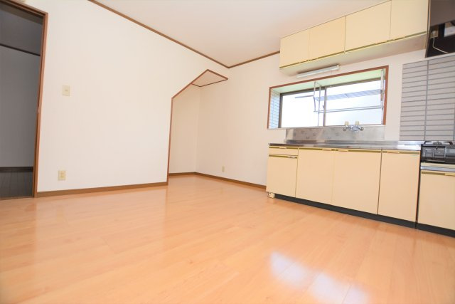 【居間・リビング】 | 石川メゾネット | 冷蔵庫・電化製品・食器棚が設置できるスペースあり