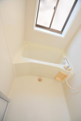 【浴室】 | 石川メゾネット | 窓付き浴室で湿気対策にも◎
