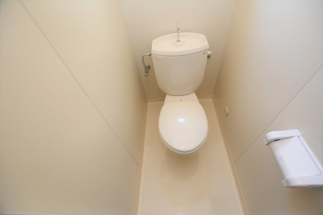 【トイレ】 | 石川メゾネット | 全体的に白で統一され、明るく、清潔なイメージ