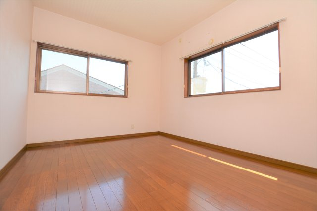 【洋室】 | 石川メゾネット | 窓が2箇所あり、明るく、換気も一気にできます