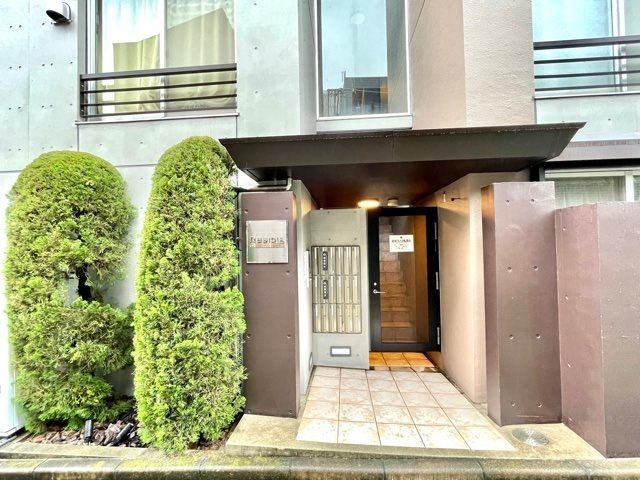 レジディア駒沢大学のエントランス