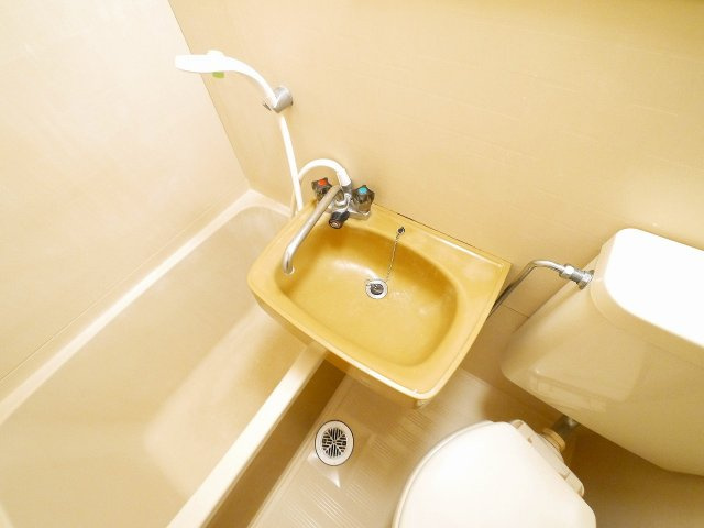 シティエステート南紀寺の設備|お風呂には洗面台もついてます。