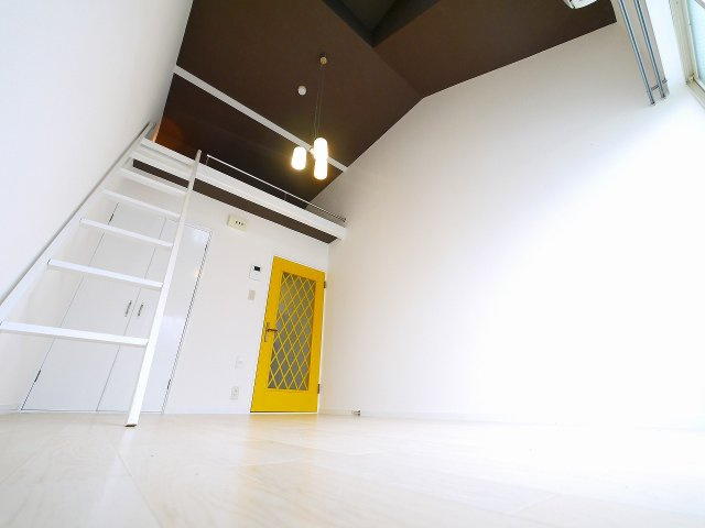 シティエステート南紀寺の居間・リビング|明るい洋室です。