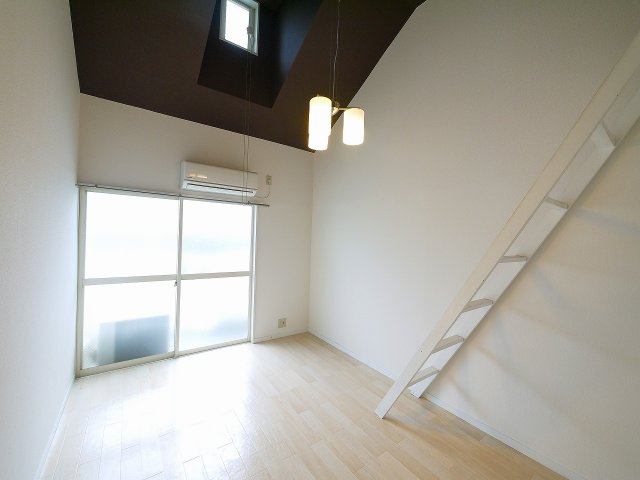 シティエステート南紀寺の居間・リビング|明るい洋室です。