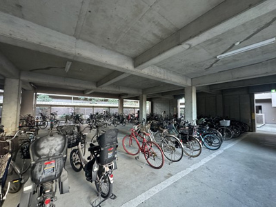 【駐輪場】 | セントラルステージ光明池 | 【駐輪場】屋根ございますので、雨で自転車が濡れないのは、嬉しいポイントですね！