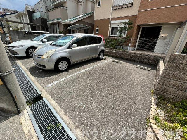 ロイヤルサニーハイツの駐車場