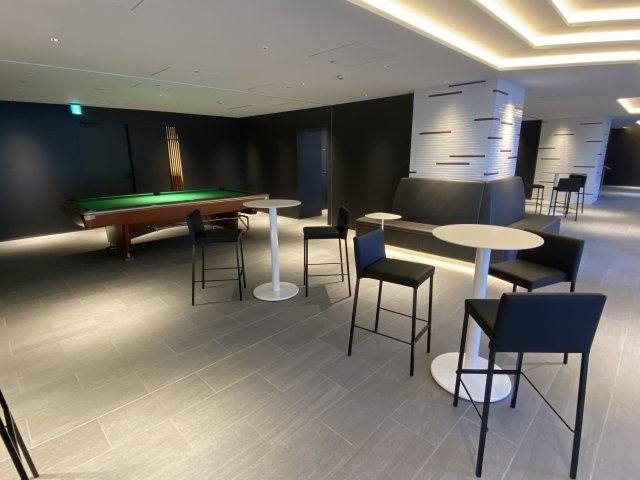 【SUN B棟 SPORTS BAR】ゴルフシミュレーター、ビリヤード台を設置したカフェバー。