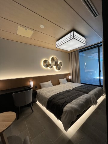 【SUN B棟 ゲストルーム MORI】大きな窓のあるビューバスを備えたモダンなゲストルーム。