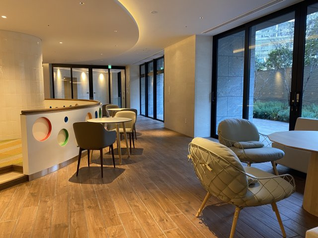 【SUN C棟 OPEN DINING】中庭面に開けたキッチンスタジオ。キッズスペースも併設。