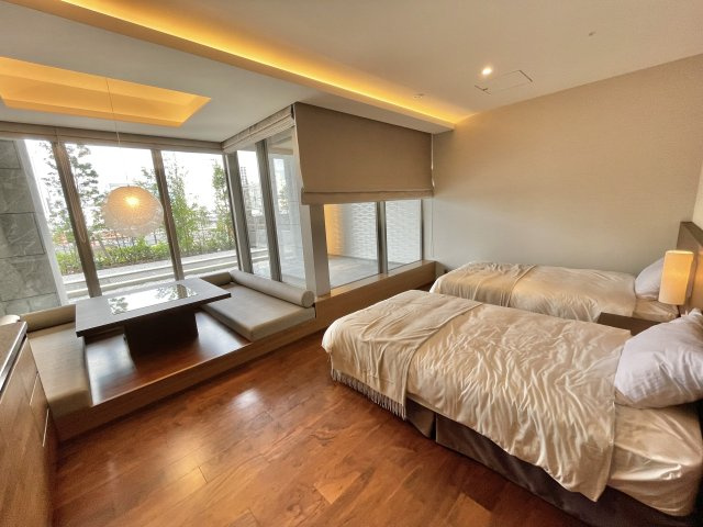 【SUN C棟 ゲストルーム IRORI】囲炉裏風のテーブルを中心に、団欒を愉しめるゲストルーム。