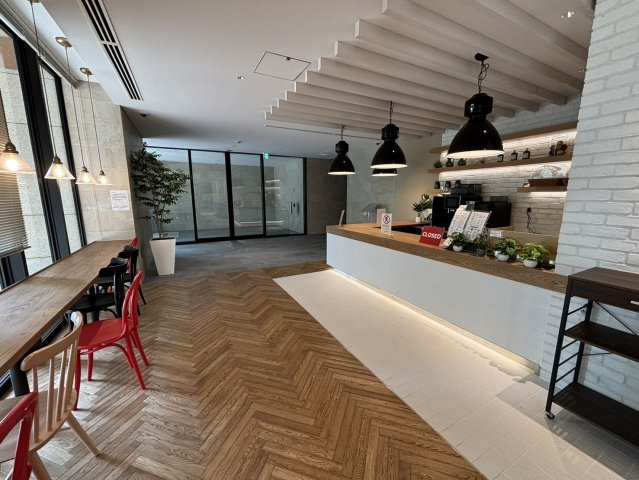 【SUN F棟 CAFE LOUNGE】カフェを設けたラウンジ。