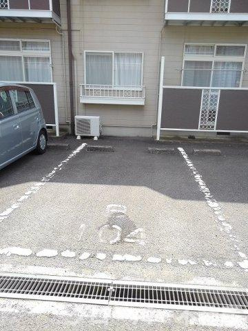 エルデイム西本Ａの駐車場