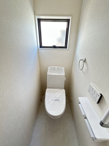 【LiveleGarden】宇都宮市細谷 第7 全3棟のトイレ|〇1号棟トイレ〇
節水型でエコなトイレには、今では当たり前の洗浄付き。便座を温める機能も付いています。換気用に換気扇はもちろん、窓も着いているので常に快適ですね♪
※2026年2月撮影