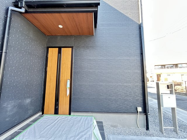 【LiveleGarden】宇都宮市細谷 第7 全3棟の玄関|〇1号棟玄関ポーチ〇
雨の日でも安心な屋根付き、人感センサー照明付き玄関ポーチ。カードキー対応のため、お荷物の多い日でもラクラク開錠！TVモニター付きインターフォンも標準装備。
※2026年2月撮影
