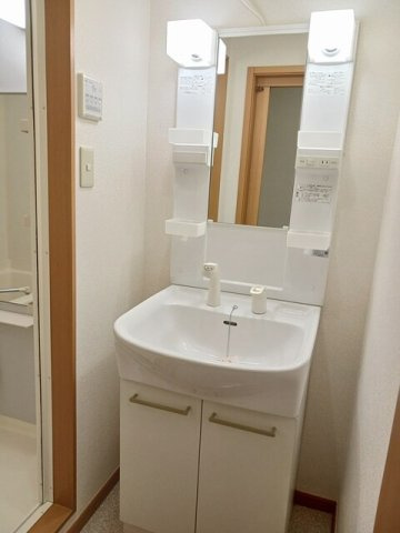 アルモニーＢの洗面所|明るい洗面所です